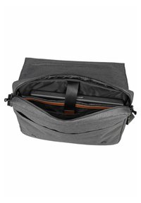 Bolso mensajero gris con cremallera superior. El interior cuenta con un bolsillo para un portátil y un bolsillo adicional; textura de tela suave.