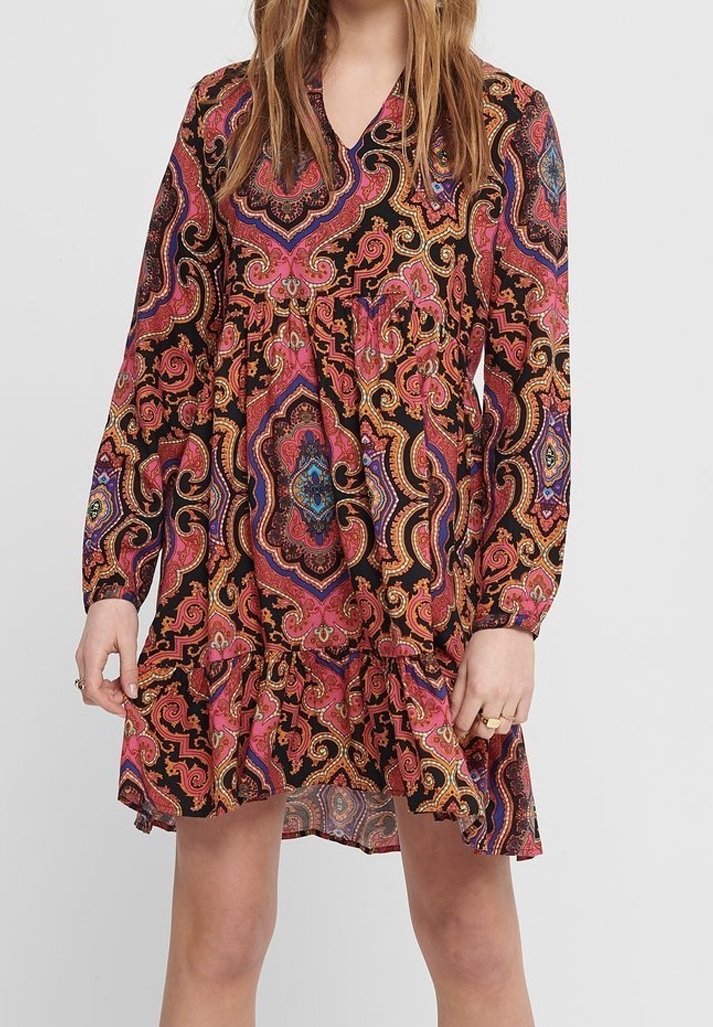 Robe à manches longues en tissu noir, ornée de motifs paisley vibrants dans des teintes de rose, bleu et or. Elle présente un ourlet froncé et un décolleté en V.