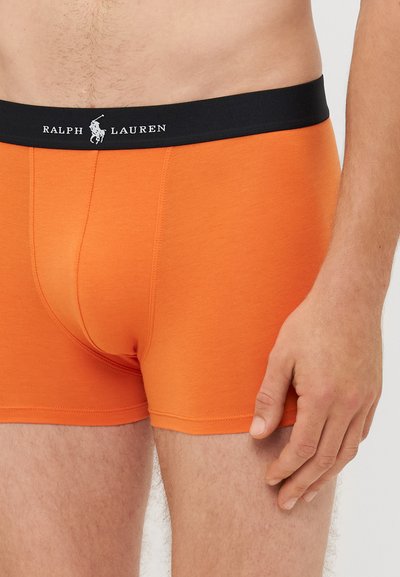 Boxer briefs de algodão laranja com um cós elástico preto apresentando o logótipo "Ralph Lauren". Textura suave e design ajustado.