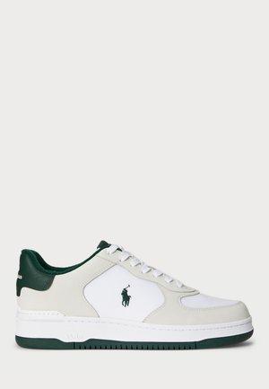 Sneaker sportivo bianco con dettagli verdi, caratterizzato da una tomaia in pelle liscia e tessuto testurizzato, punta rotonda e design con lacci. Logo sul lato.