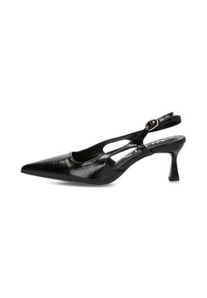 Zapato de salón negro de charol con tiras tipo slingback, punta puntiaguda, laterales recortados, pequeña hebilla y tacón bajo tipo kitten de altura media.