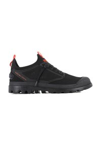 Scarpa sportiva nera con tomaia in maglia traspirante, suola in gomma con grip testurizzato e dettagli arancioni sul tallone e sul marchio.