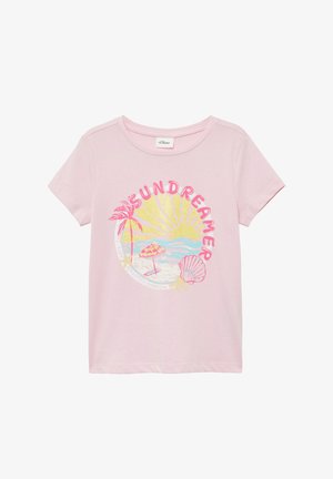 Lichtroze t-shirt met korte mouwen met een kleurrijke strandafbeelding met palmbomen, zon en de tekst "SUNDREAMER." Zacht, katoenen materiaal.