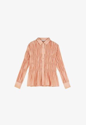 Blusa color pesca con colletto, maniche lunghe e texture smock. Presenta bottoni sul davanti e polsini aderenti.