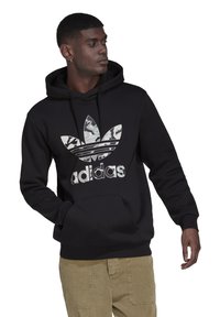 Felpa nera in misto cotone, con logo a camouflage, tasca frontale a marsupio e cappuccio regolabile con cordino.