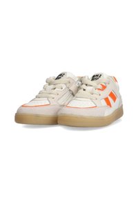 Witte en beige sneakers met oranje accenten, van suede en synthetische materialen, ronde neus, veters en een gestructureerde rubberen zool.