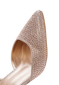 Rosa goldene High Heels mit spitzer Zehe, ausgestattet mit einem Obermaterial aus Netz, das mit kleinen, funkelnden Verzierungen geschmückt ist, und einer glatten, reflektierenden Innensohle.