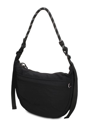 Zwarte schoudertas met gebogen bodem, voorvak, ritssluiting en verstelbare dubbele bandjes, waaronder een met zwart-wit patroon.