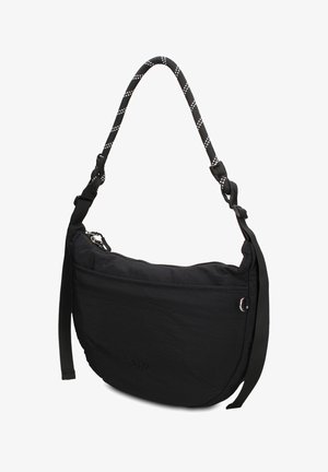 Zwarte schoudertas met gebogen bodem, voorvak, ritssluiting en verstelbare dubbele bandjes, waaronder een met zwart-wit patroon.