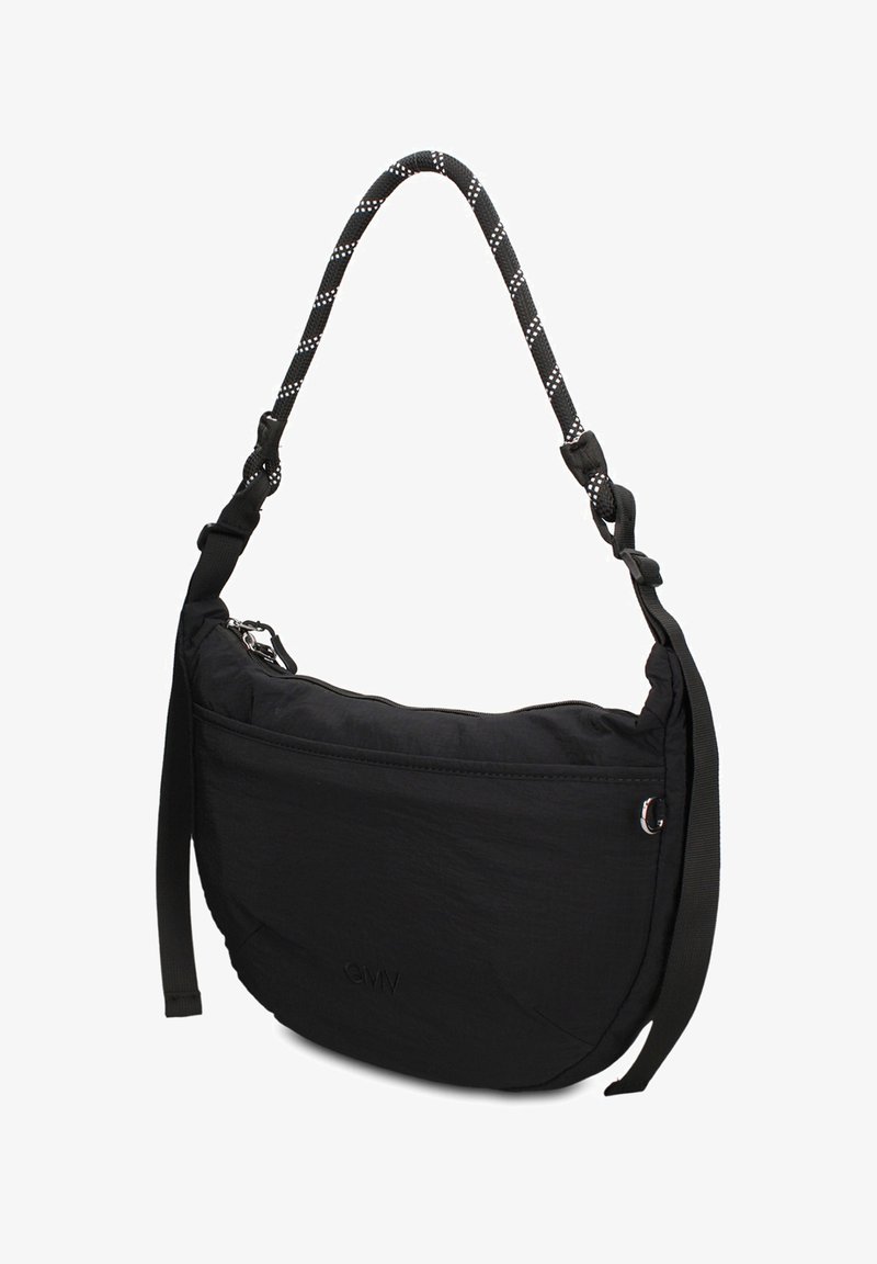 Sac d'épaule noir avec fond incurvé, poche avant, fermeture éclair et bretelles doubles réglables, y compris une à motif noir et blanc.