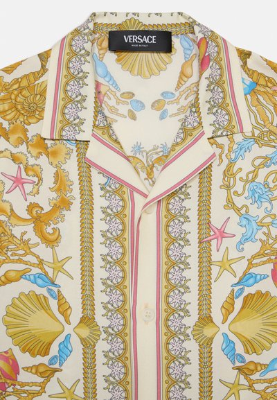 Hemd aus cremefarbigem Stoff mit buntem Muschel- und Meeremotiv, Kragen, kurzen Ärmeln und rosa gestreiften Akzenten. Versace Etikett.