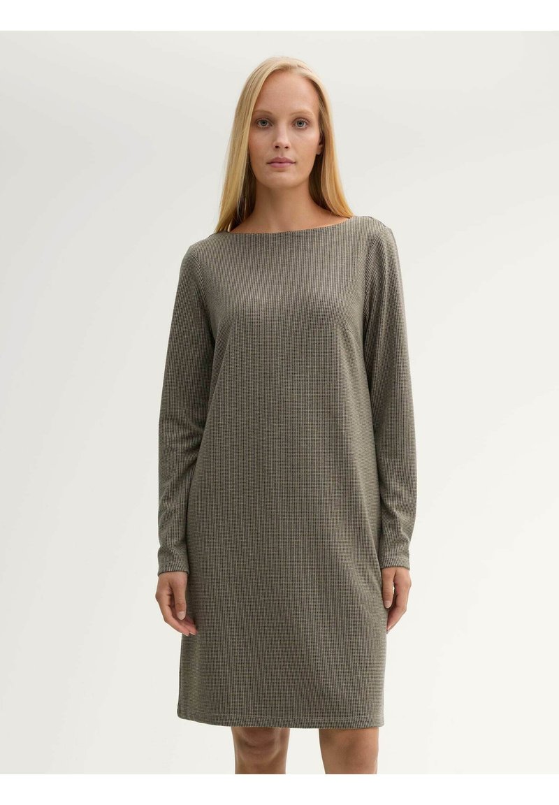 Langärmliges Kleid aus einem strukturierten olivgrünen Stoff mit einem Bootsausschnitt und einem lockeren Schnitt, das oberhalb des Knies endet.