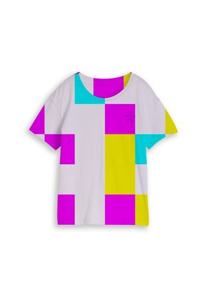 Wit T-shirt met korte mouwen met grote felgekleurde geometrische blokken in roze, geel en turkoois, asymmetrisch verdeeld over de voorkant en de mouwen.