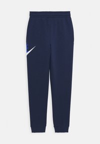 Laivastonsiniset collegehousut, joissa on joustava vyötärönauha, kapeneva istuvuus ja valkoinen swoosh-logo. Pehmeä kangas, sileä tekstuuri ja minimaalinen yksityiskohtaisuus.