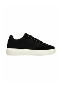 Zwarte suède sneakers met een gladde afwerking, witte rubberen zool, klassieke vetersluiting en zilveren oogjes; minimalistische en gestroomlijnde vorm.