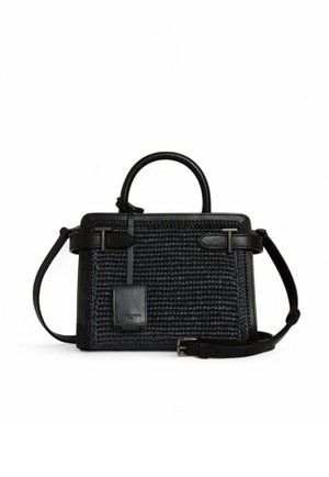 Sac à main noir tissé avec des accents en cuir lisse, deux poignées supérieures et une bandoulière amovible. Comprend une petite étiquette en cuir et une fermeture éclair.