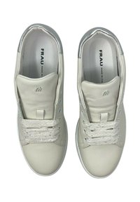 Sneakers in pelle bianca con accenti argentati, punta tonda e lacci texturizzati. Presentano il logo sulla linguetta e una fodera interna liscia.