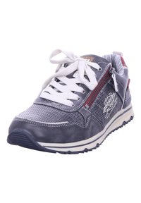 Sneaker grigio con lacci bianchi, tomaia testurizzata con piccoli motivi geometrici, dettagli rossi, cerniera laterale e suola bianca a contrasto.