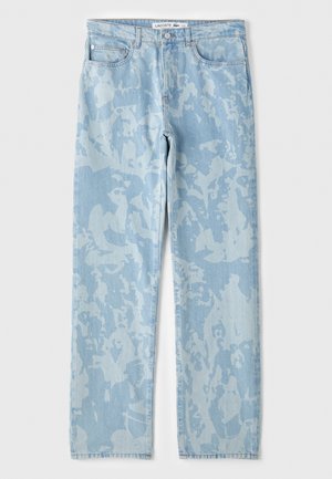 Heled sinine teksapükste paar, millel on kerge abstraktne muster, sirge jala disain, viie taskuga stiil ja ülemine nupuga sulgemine.