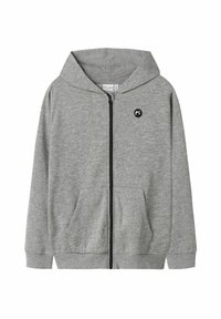 Grå zip-hoodie lavet af blødt stof, med en stor hætte, to forlommer og et lille sort logo på brystet.