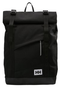 Mochila negra tipo roll-top hecha de material duradero, con correas ajustables, un bolsillo con cremallera en la parte frontal y un parche con el logo en la parte inferior. Diseño minimalista.