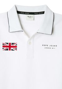 Biely polo tričko so svetlomodrým golierom, s nášivkou vlajky Union Jack a čiernym textom "PEPE JEANS LONDON W11" na hrudi.