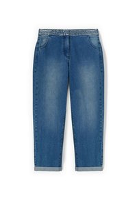 Niebieskie dżinsy z biżuteryjnym paskiem w talii, z dwiema przednimi kieszeniami i podwiniętymi nogawkami. Materiał ma klasyczną, kamienną fakturę.