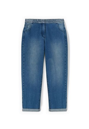 Jeans en denim bleu avec une taille ornée de bijoux, dotés de deux poches avant et de poignets retroussés. Le tissu présente une texture classique délavée.