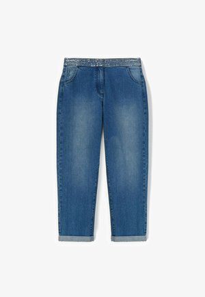 Blugi din denim albastru cu un talie împodobită cu bijuterii, având două buzunare frontale și manșete răsucite. Țesătura are o textură clasică de spălare cu piatră.