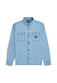 Camisa de mezclilla azul claro de manga larga con dos bolsillos en el pecho con botón, botones marrones en la parte delantera y una etiqueta de logo de la marca en el bolsillo derecho.
