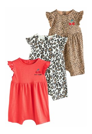 Tre børnedragter: en rød med flæser og kirsebærbroderi, en hvid med sort leopardprint, og en brun med leopardmønster.