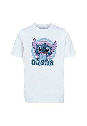 Hvid bomulds-t-shirt med en tegneseriefigur med store ører og udtryksfulde øjne. Teksten "ohana" er trykt nedenfor i blå.