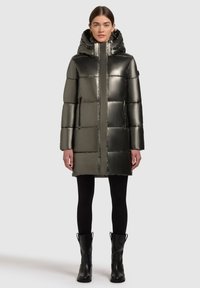 Opgeblazen parka in glanzend donkergroen met capuchon, rits aan de voorkant en zijzakken; heeft een geometrisch gequilt patroon en is middellang tot boven de dij.