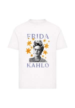 Weißes Baumwoll-T-Shirt mit einem Schwarz-Weiß-Porträt einer Frau, umgeben von orangefarbenen Blumen, mit "FRIDA KAHLO" in lila aufgedruckt.