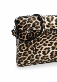 Borsa a tracolla con stampa leopardata, chiusura con zip, dettagli neri e manico removibile. Superficie testurizzata; forma rettangolare con bordi lisci.