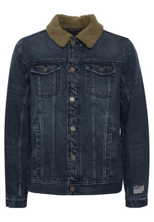 Denimjakke i mørkeblå med en tanfarvet imiteret shearling-krave. Har to brystlommer, sølvfarvede knapper og en let slidt tekstur.