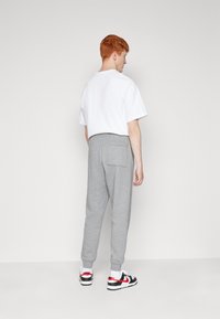 Jordan BASELINE PANT - Trainingsbroek - carbon heather/black
