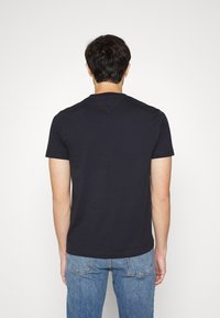 Tommy Hilfiger LARGE FLAG TEE - T-shirt estampada - desert sky