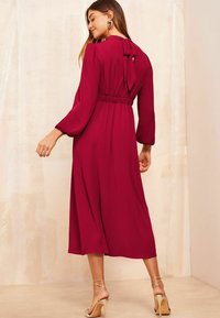 Friends Like These HIGH NECK LONG SLEEVE MIDI WITH DETAILING-REGULAR FIT - Päevakleit - red