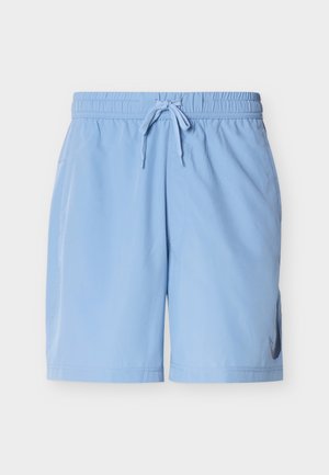 Pantaloni scurți sport pentru bărbați, de culoare bleu deschis, cu talie elastică, șnur de ajustare, buzunare laterale și logo-ul Nike aproape de tivul de jos pe piciorul drept.