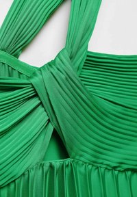 Abito verde plissettato con design avvolgente, caratterizzato da una texture liscia e una costruzione a strati nelle sezioni del corpetto e della gonna.