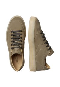 Un paio di sneaker beige in suede con lacci neri e suole in gomma crema, mostrati in vista dall'alto e di lato su uno sfondo bianco.