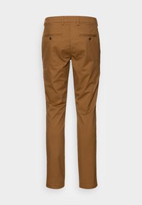 Pantalon en coton marron avec une coupe droite, deux poches arrière, sans ornements ni impressions visibles. Taille standard.