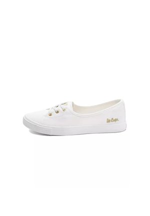 Białe niskie trampki z płótna z złotymi przelotkami i logo "Lee Cooper" po bokach, płaska gumowa podeszwa i sznurowadła.