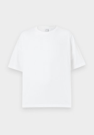 Valge üleliigne T-särk, puuvillane materjal, ümmargune kaelus, lühikesed varrukad, sile tekstuur, lihtne disain, ilma mustrite või aktsentideta.