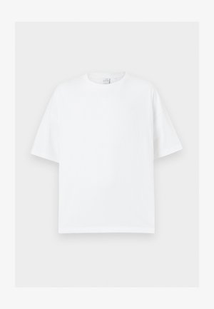 Valge üleliigne T-särk, puuvillane materjal, ümmargune kaelus, lühikesed varrukad, sile tekstuur, lihtne disain, ilma mustrite või aktsentideta.