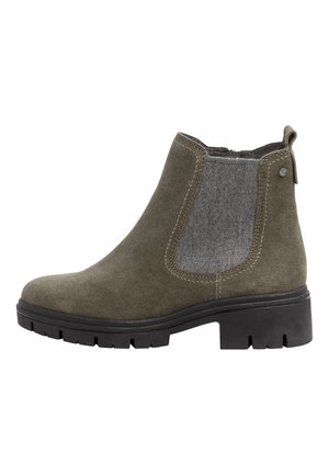 Bottine en daim vert olive avec panneaux latéraux en tissu gris, semelle épaisse en caoutchouc noir, languette arrière et détails de couture contrastants.
