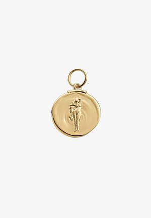 Colgante de tono dorado con forma circular que presenta un diseño de figura detallado y elevado; superficie suave y reflectante y un lazo de sujeción en la parte superior.