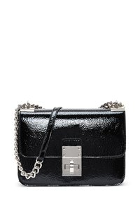 Bolso de mano de charol negro con correa de cadena, forma rectangular, herrajes plateados con cierre de gancho y superficie texturizada.