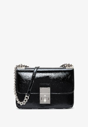 Borsa a tracolla in pelle verniciata nera con una catena, forma rettangolare, hardware in argento con chiusura a scatto e superficie testurizzata.